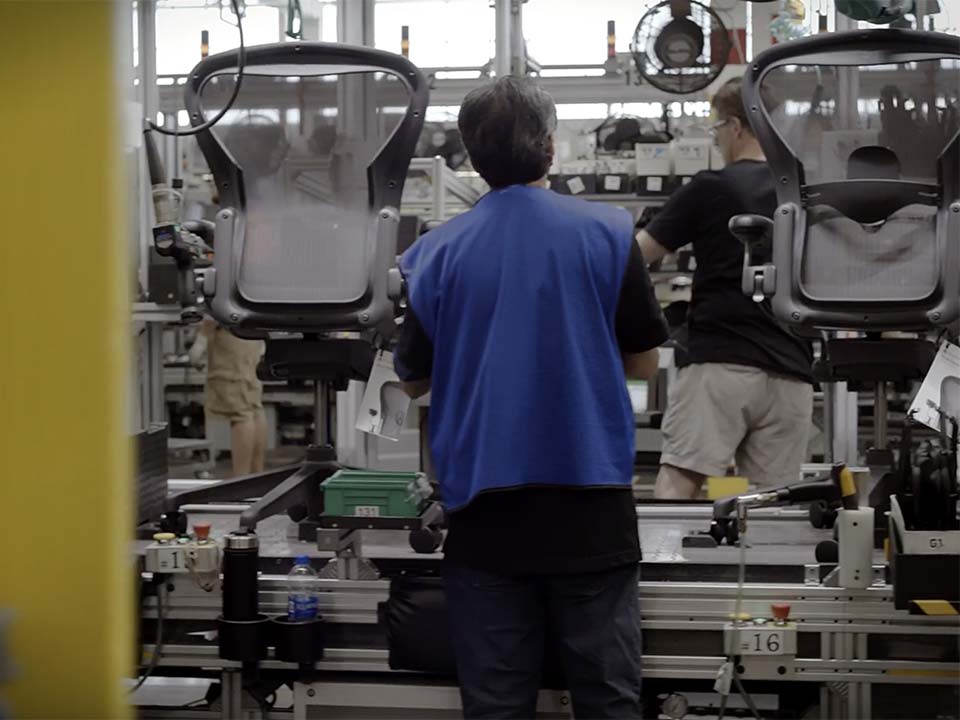 Vídeo de la línea de producción de Aeron montando la icónica silla de oficina Aeron