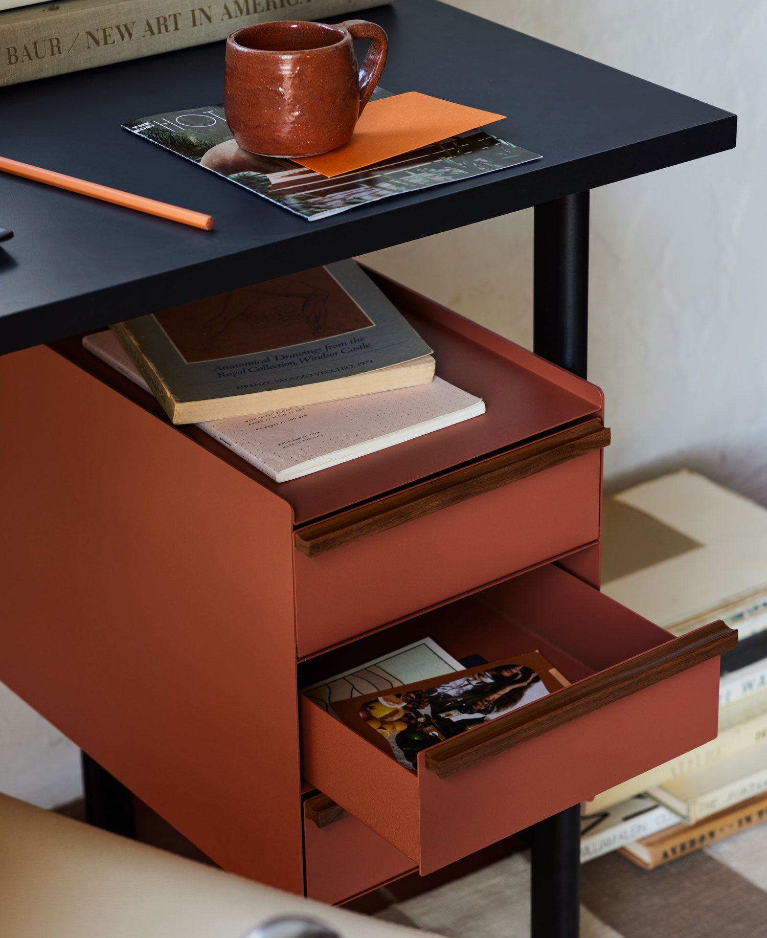 Foto en primer plano del cajón de almacenamiento del escritorio compacto Mode de Herman Miller