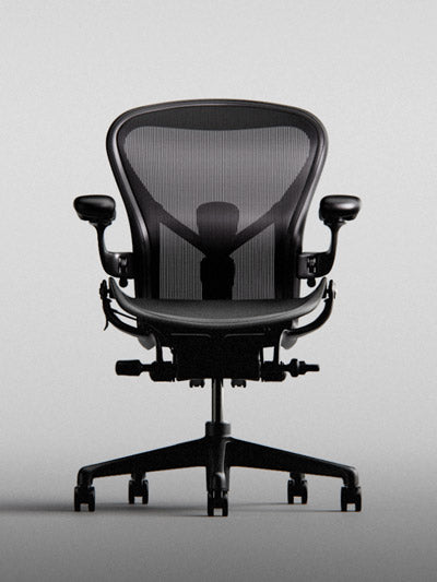 Vista frontal de la silla gaming Aeron en negro ónix