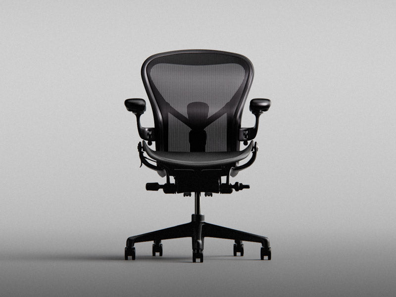 Vista frontal de la silla gaming Aeron en negro ónix.