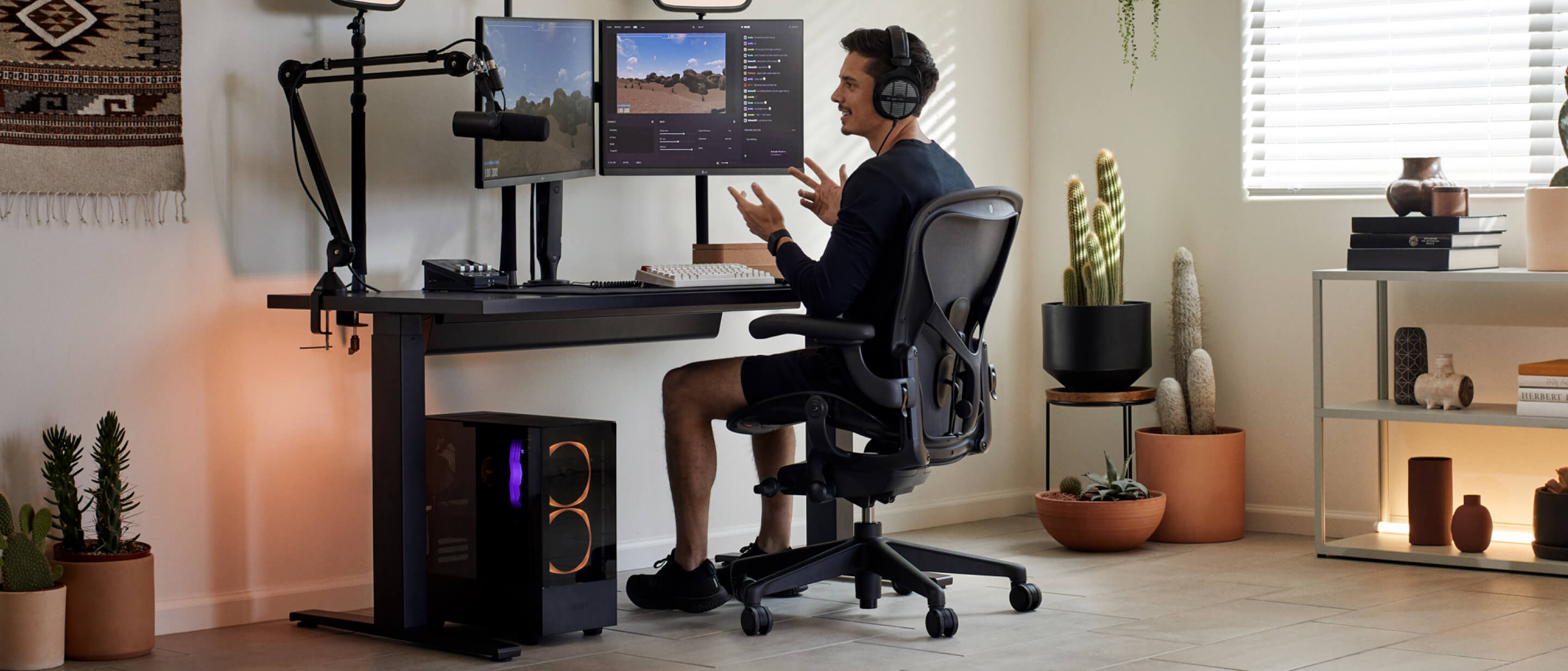 El jugador Xaryu con las manos en alto jugando en su equipo Herman Miller, compuesto por una silla gaming Aeron, un escritorio gaming Nevi y dos brazos para monitor Ollin.