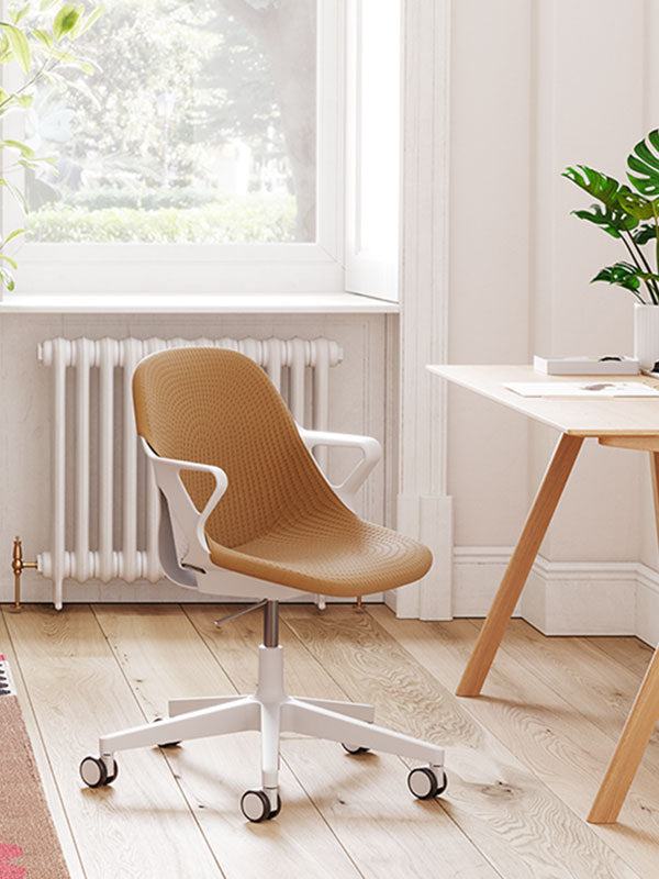 Silla de oficina para el hogar Zeph en blanco con asiento y respaldo en rosa palo y escritorio Hay Copenhague 90 en roble